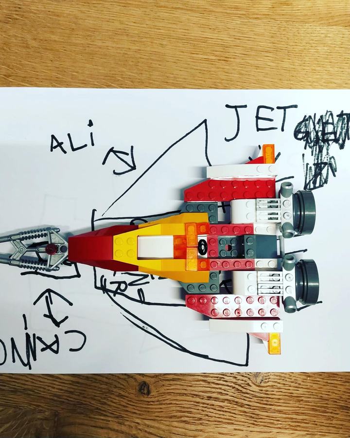 Il jet LEGO appoggiato sopra il disegno originale di Giacomo